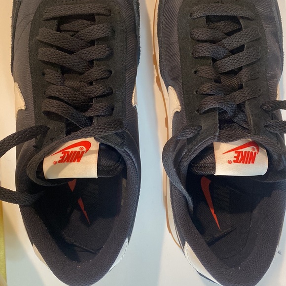 Women’s Nike Waffle Sneakers - Picture 3 of 4